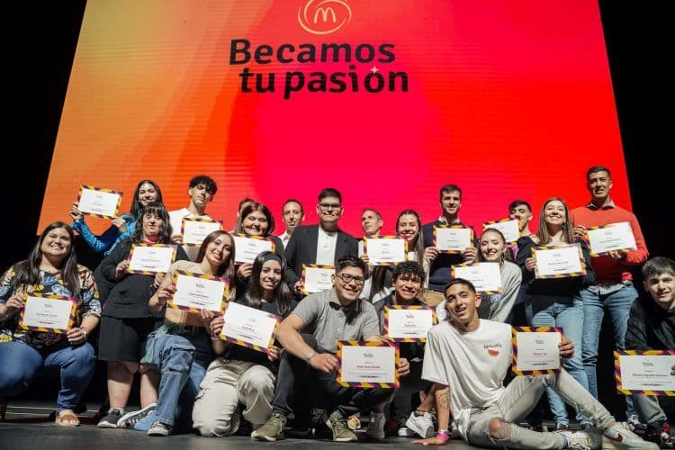 Arcos Dorados entregó 60 becas a sus colaboradores de todo el país