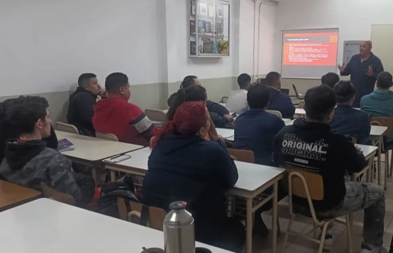 Inclusión laboral: un curso para capacitar a personas de barrios vulnerables 